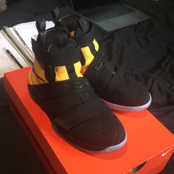 LEBRON SOLDIER 10 (GS) - Black/Gold Size: 5.5Y - Picture 5 of 5